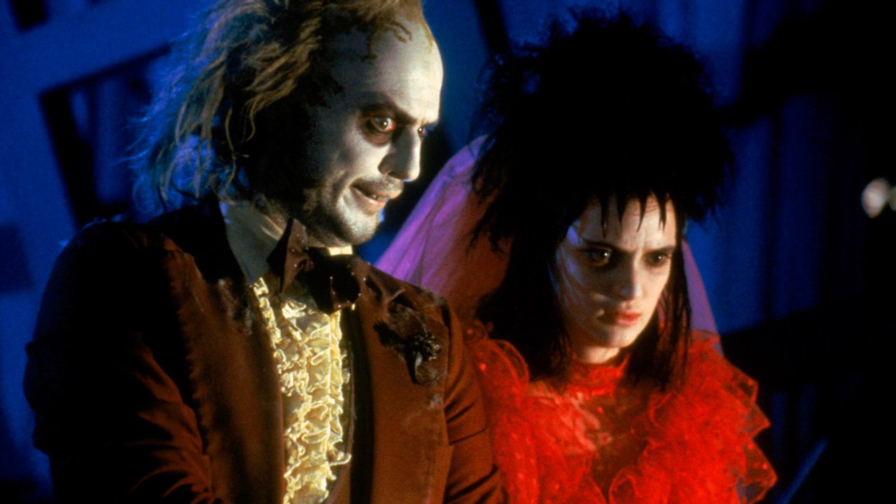 Michael Keaton et Winona Ryder dans Beetlejuice