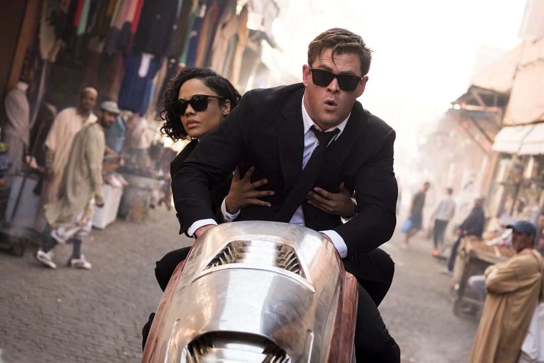 Chris Hemsworth et Tessa Thompson dans 