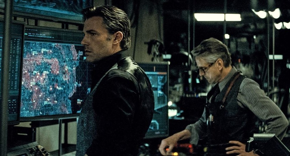 Ben Affleck et Jeremy Irons dans Batman v Superman : L'aube de la Justice