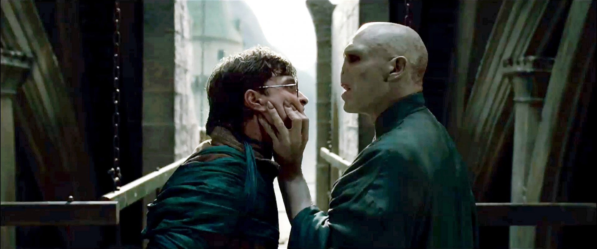 Daniel Radcliffe,étant Harry Potter, et Ralph Fiennes en Voldemort dans Harry Potter et les reliques de la mort - 2ème partie.