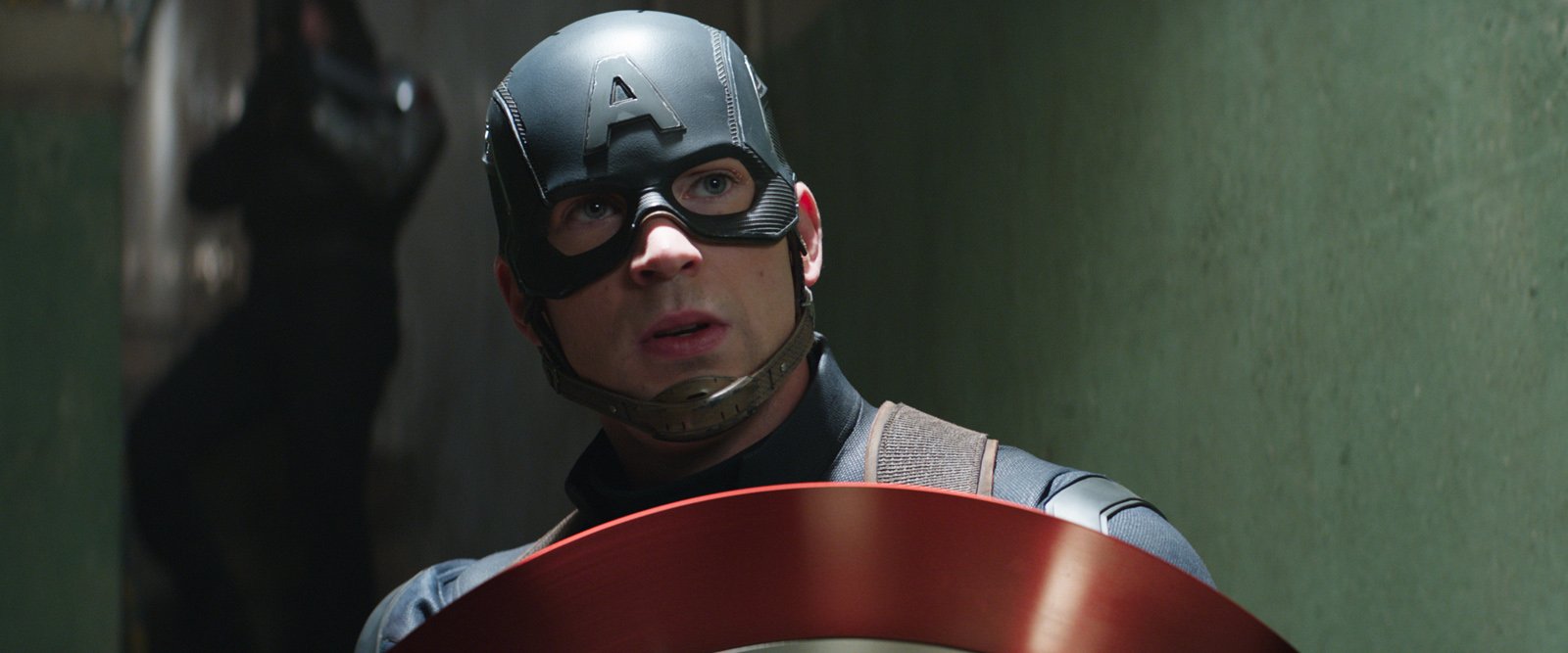 Chris Evans dans son costume fétiche pour Captain America : Civil War