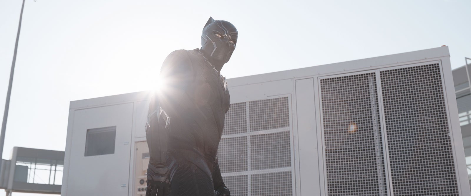 Chadwick Boseman dans son costume de Black Panther dans 