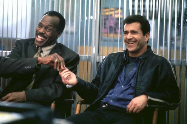 Danny Glover et Mel Gibson dans 