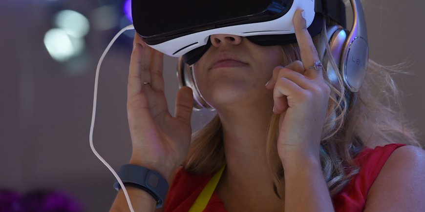 Une jeune femme fait l'expérience de la réalité virtuelle