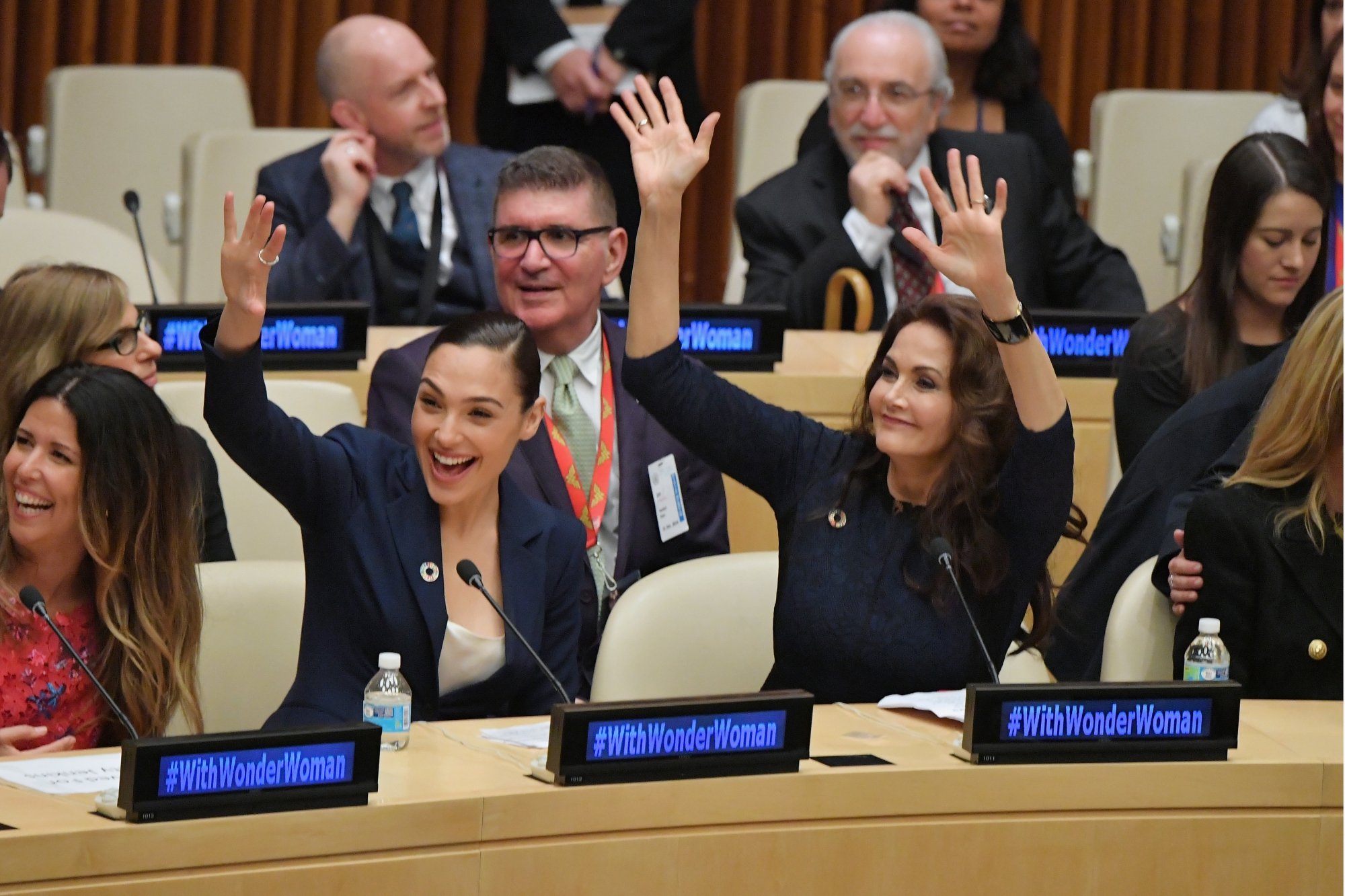 Les actrices Gal Gadot et Lynda Carter lors d'une réunion à l'ONU à New York, le 21 octobre 2016.