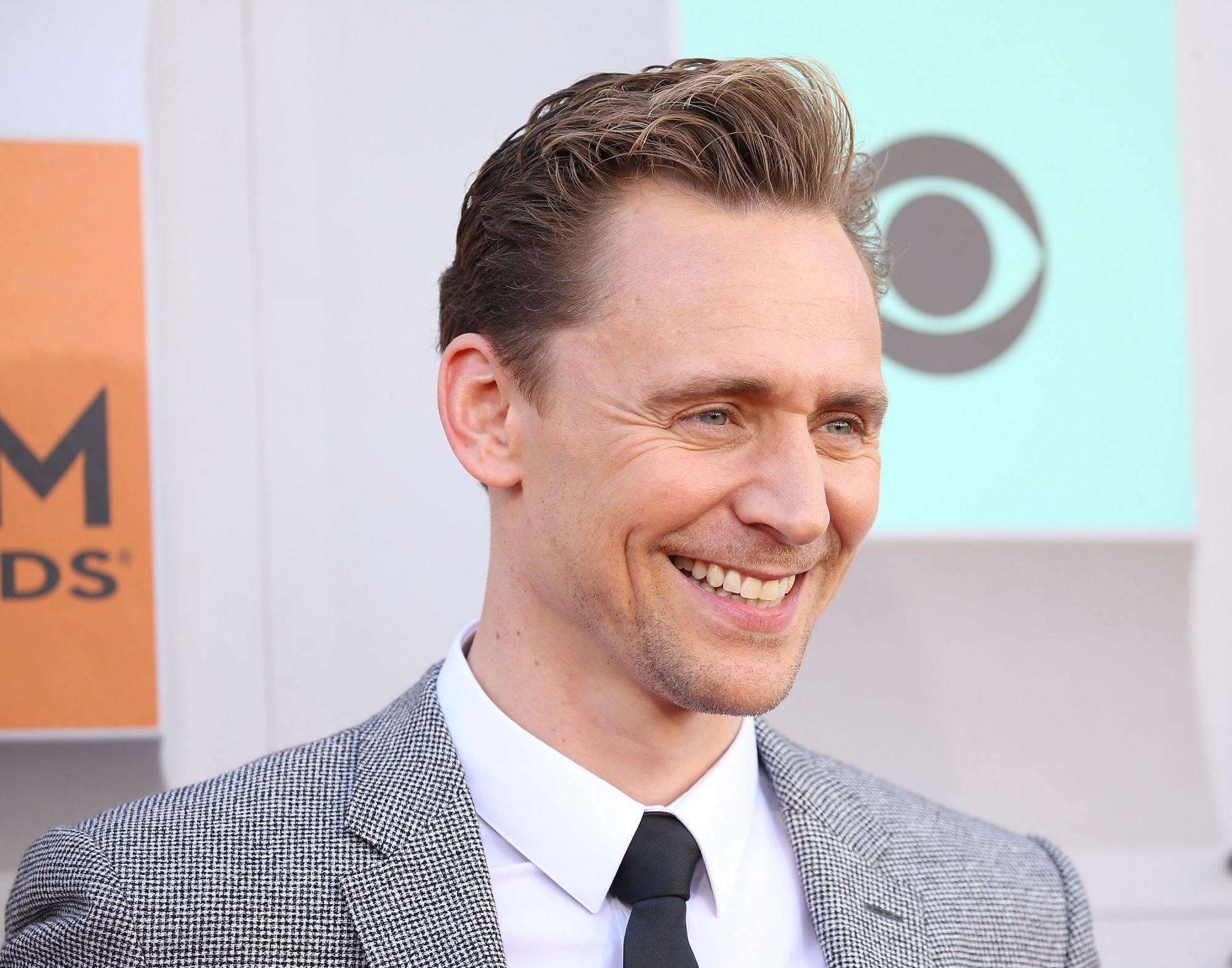 Tom Hiddleston sur le tapis rouge des Country Music Awards