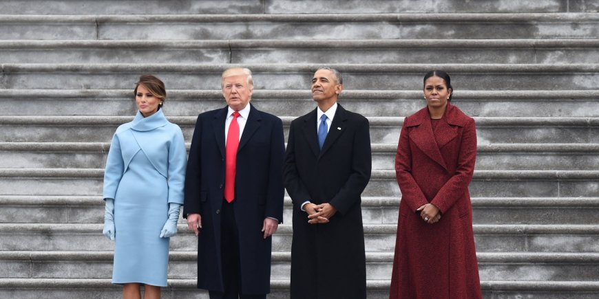 Donald Trump, Melania Trump, Barack Obama et Michelle Obama lors de la cérémonie d'investiture du 20 janvier 2017 à Washington.