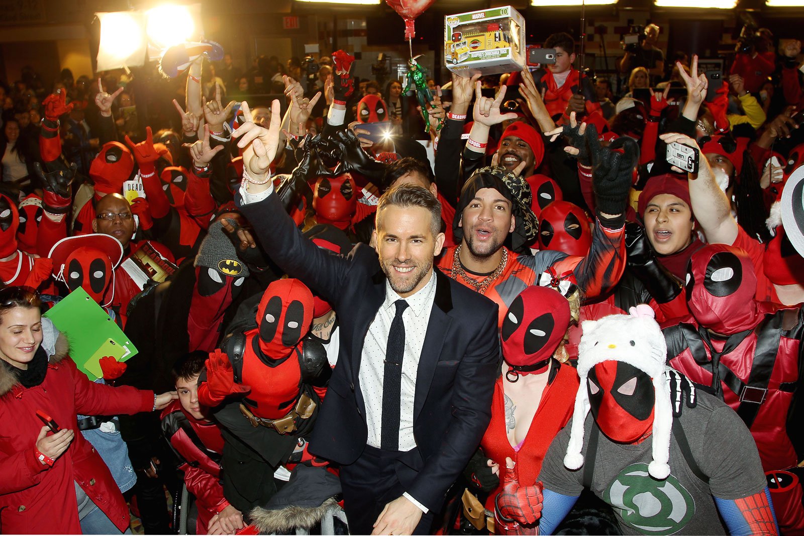 Ryan Reynolds entouré de fans lors de la promotion de 