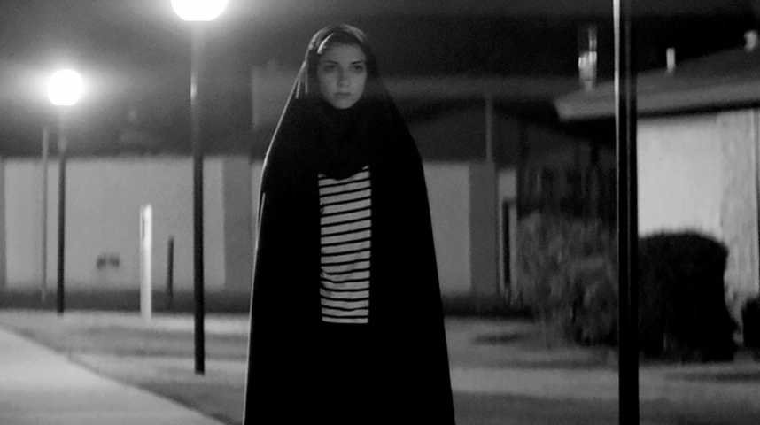 A Girl Walks Home Alone At Night - Extrait 3 - VO - (2014)