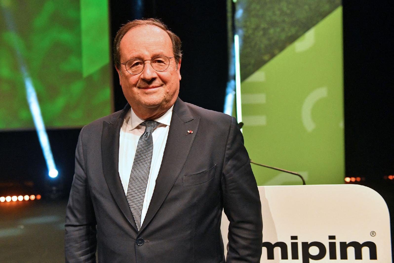 François Hollande lors d'une conférence sur le thème du changement urbain par l'immobilier au Palais des Festivals à Cannes, le 15 février 2022.