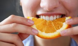 Manger une orange le soir empêche-t-il vraiment de dormir ?