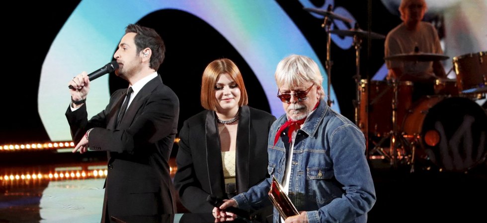 Renaud affaibli aux NRJ Music Awards, les fans inquiets mais Louane l'épaule