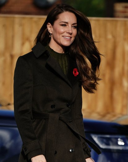 Kate Middleton, princesse de Galles ET du style : manteau XXL et sublimes bijoux, la duchesse au top