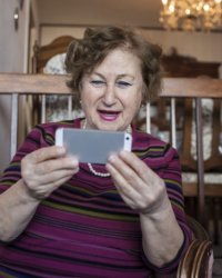 « Mamie, tu viens sur les réseaux ? » : Petit guide pour expliquer les réseaux sociaux à vos grands-parents