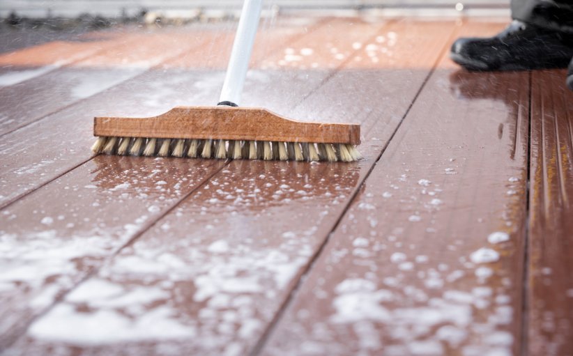 Pour nettoyer sa terrasse en bois, il est important de choisir un balai avec des poils souples.