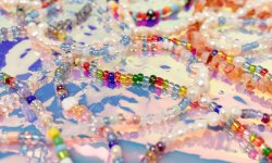 Perles colorées : comment adopter la tendance bijoux de l'été ?