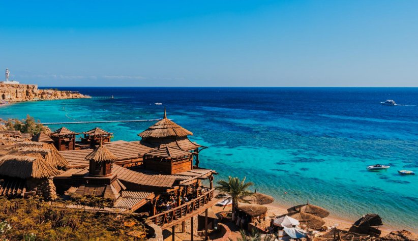 Connue pour ses eaux chaudes, la plage de Ras Um Sid à Sharm el Sheikh attire nombre de plongeurs. Vous n'aurez aucun mal à vous loger car vous y trouverez différents complexes hôteliers. Nagez et barbotez dans la Mer Rouge à la température idyllique, toujours à plus de 23°C. Explorez les petits fossiles qui recouvrent la plage et marchez aux côtés des poissons aux mille et une couleurs. 