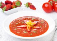 Soupe froide aux fraises, tomates et basilic