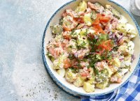 Salade de pomme de terre au saumon fumé et oignon rouge