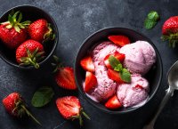 Crème glacée aux fraises et bonbons à la fraise