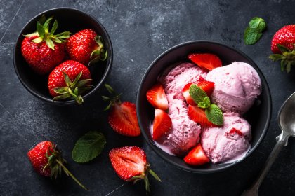 Crème glacée aux fraises et bonbons à la fraise