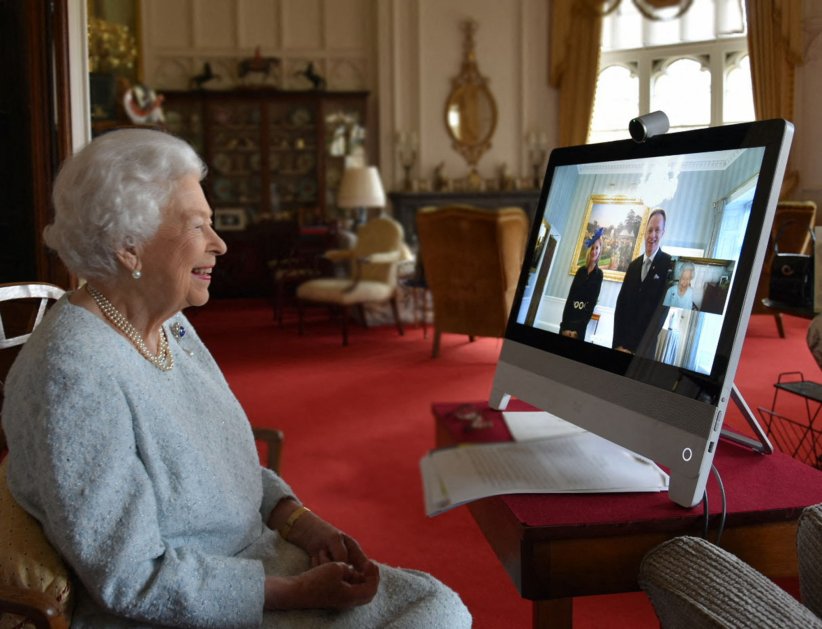 La reine Elizabeth II d'Angleterre rencontre les ambassadeurs en visio conférence, elle est au château de Windsor alors qu'ils sont reçus à Buckingham à Londres, le 4 décembre 2020.