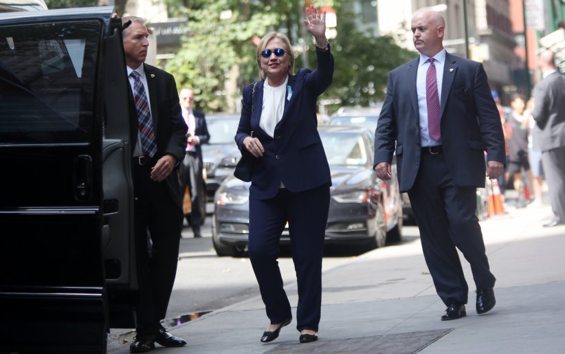 Hillary Clinton sort de l'appartement de sa fille, Chelsea, après son malaise au Mémorial du 11 septembre, à Manhattan, le 11 septembre 2016.