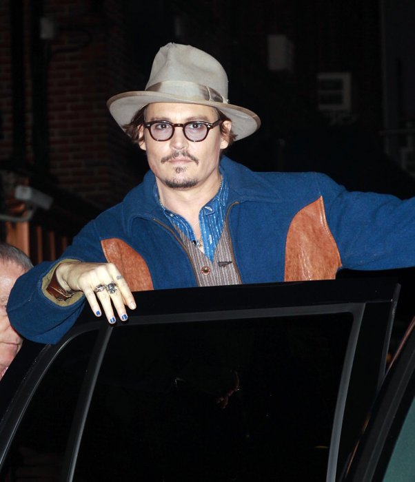 Johnny Depp porte du vernis à ongles à l'occasion de l'enregistrement de l'émission &quot;The Late Show With David Letterman&quot; à New York, le 26 octobre 2011.