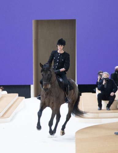 Défilé Chanel : Charlotte Casiraghi a ouvert le show à cheval