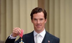 Benedict Cumberbatch décoré par Elizabeth II