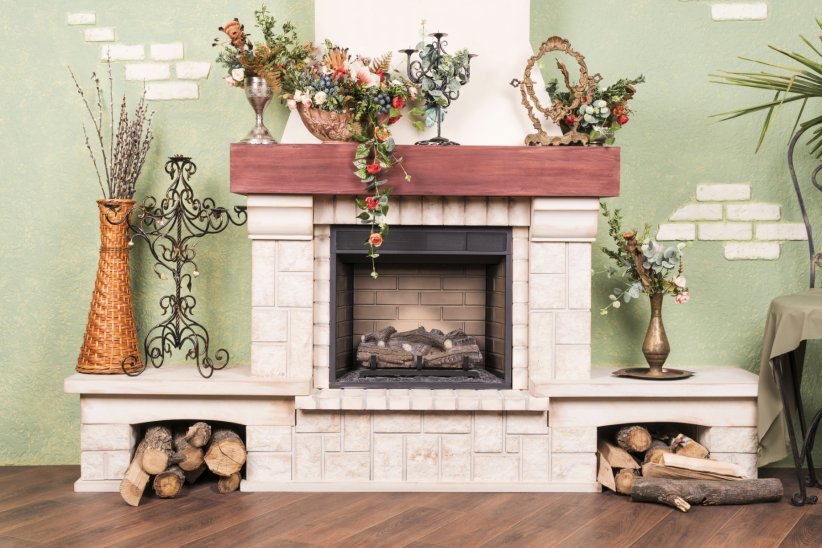 La cheminée peut facilement servir d'espace dédié à votre décoration et est ainsi mise en valeur.