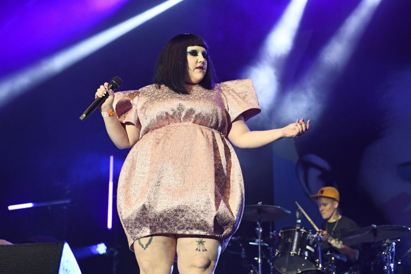 Beth Ditto dévoile ses courbes