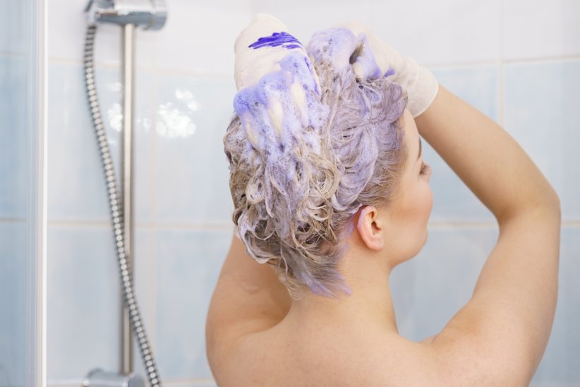 Les shampoings violets peuvent aider à rattrapper un blond qui vire au vert.