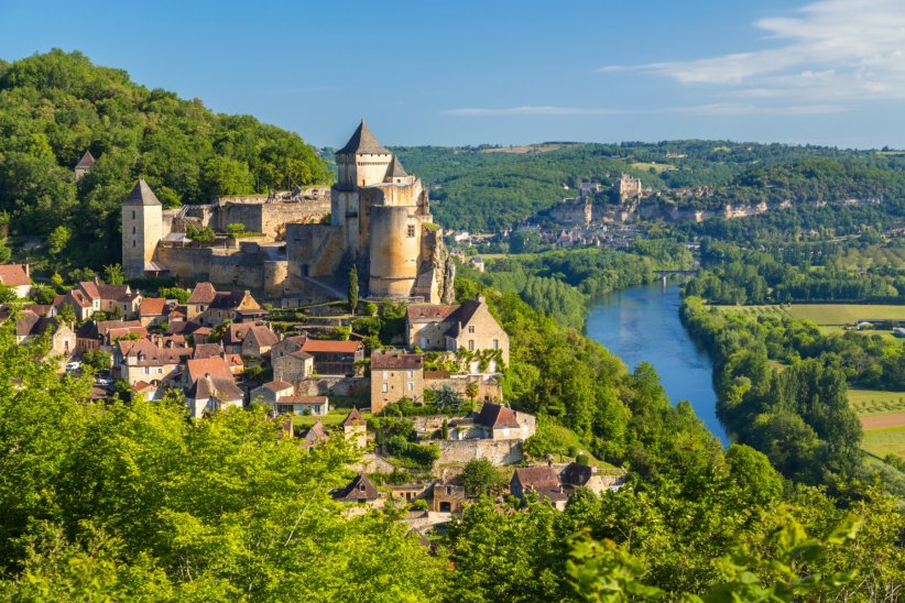 En Dordogne se visitent les châteaux de Castelnaud et Monbazillac.