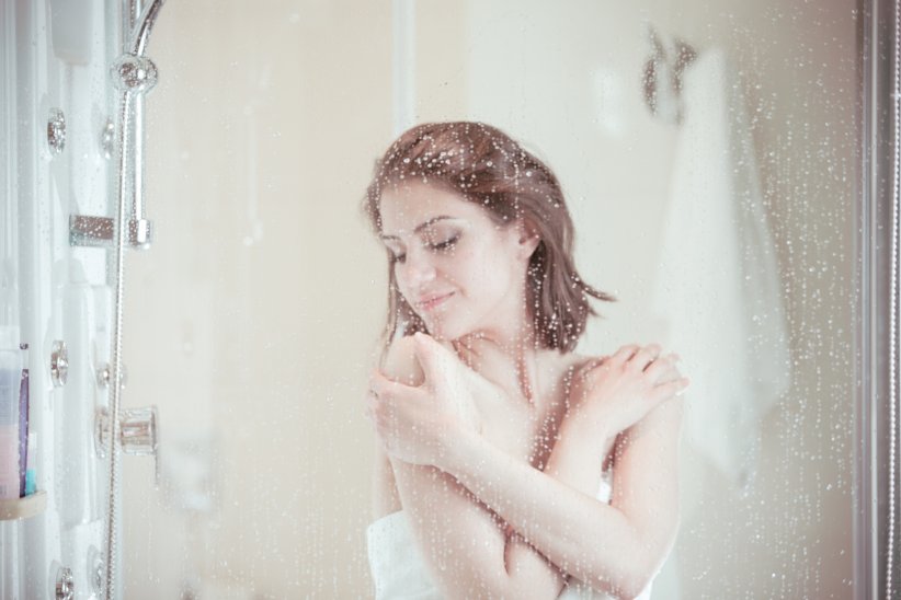 Stimulez votre organisme dès le réveil en optant pour la douche froide.