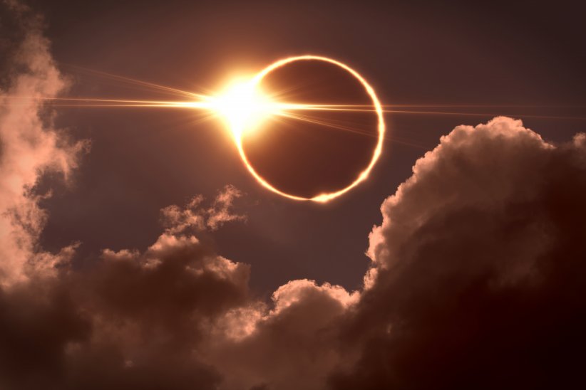 Cet instant où la Lune vient cacher le Soleil est un moment magique appelé éclipse solaire.