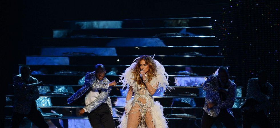 Jennifer Lopez ose la robe en cristaux Swarovski pour son retour sur scène !