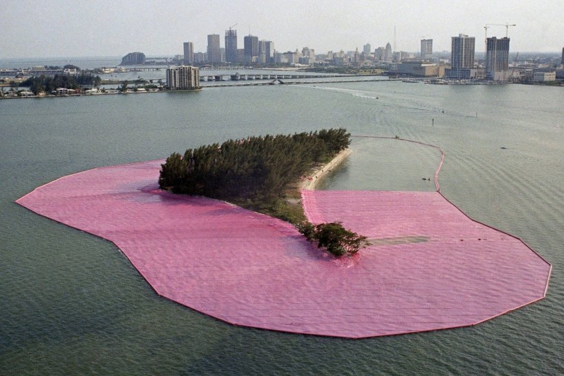 Le land artiste doit accepter que l'oeuvre appartienne au site naturel et qu'elle soit éphémère.  Installation de l'art environnemental de Christo &quot;Surrounded Islands&quot; à Miami (Floride) en mai 1983. 