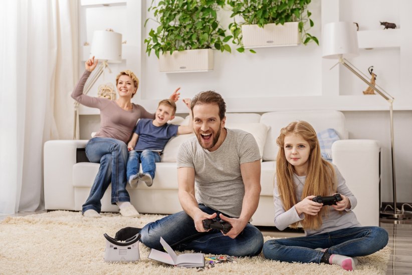 Семейные видео игры. Семья играет. Родители и Видеоигры. Семья играет в приставку. Семья PLAYSTATION.