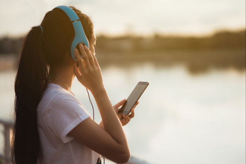 Les podcasts s'écoutent principalement sur smartphone, ce qui renforce le lien d'intimité à travers les écouteurs.