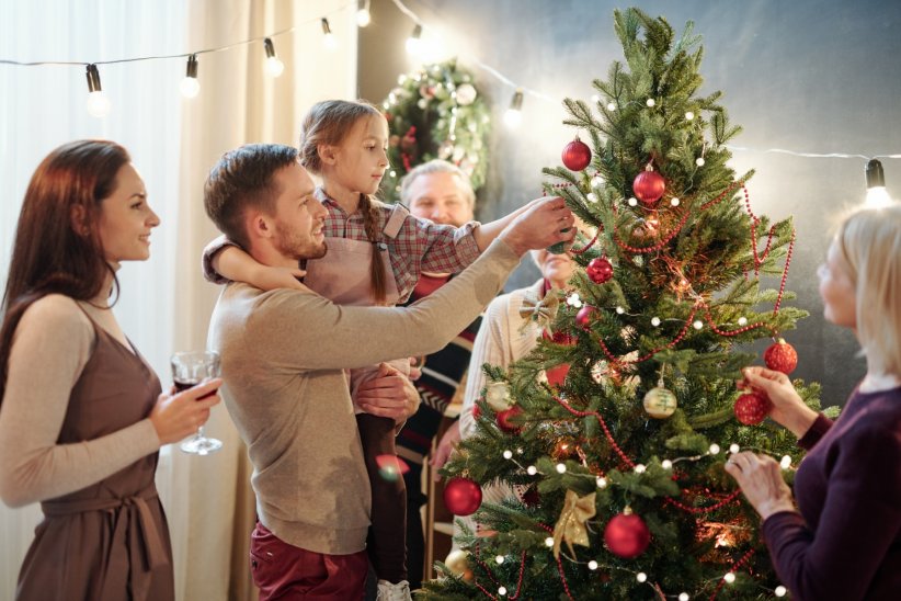 Pour un moment de partage et de bonne humeur, pensez à décorer votre sapin de Noël en famille, pour le bonheur des petits comme des grands.