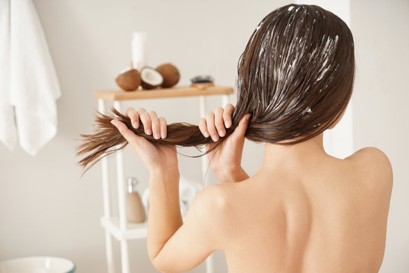 En hiver, il est important de faire des soins pour éviter d'avoir les cheveux secs et abîmés.