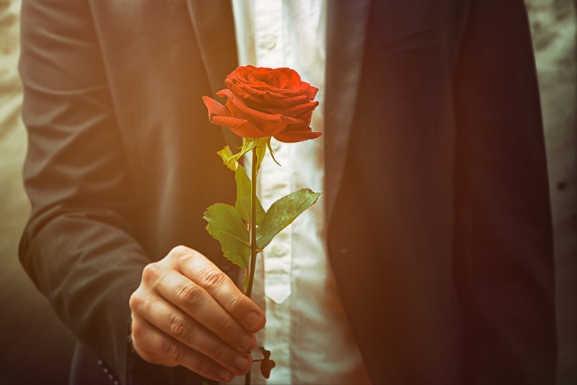 La rose, rouge notamment, est associée à l'amour depuis des siècles.