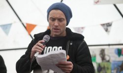 Jude Law défend les migrants à Calais