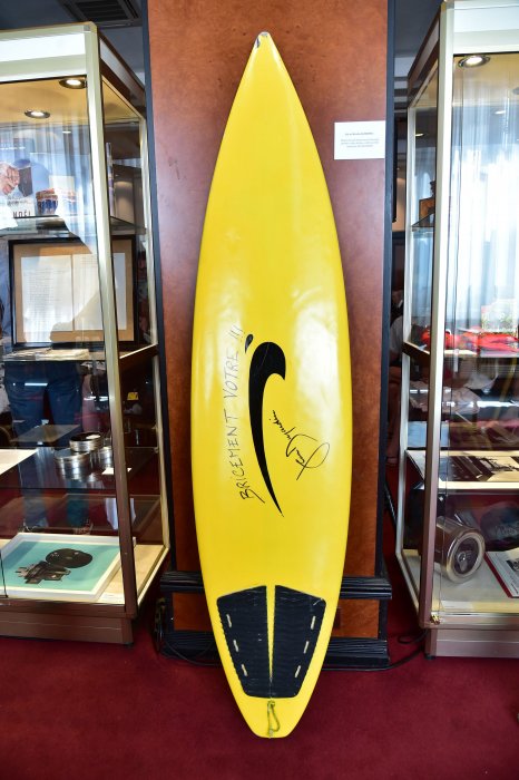 La planche de surf de Brice de Nice signée par Jean Dujardin, lors de la vente aux enchères HelpCannes, le 16 mai 2016.