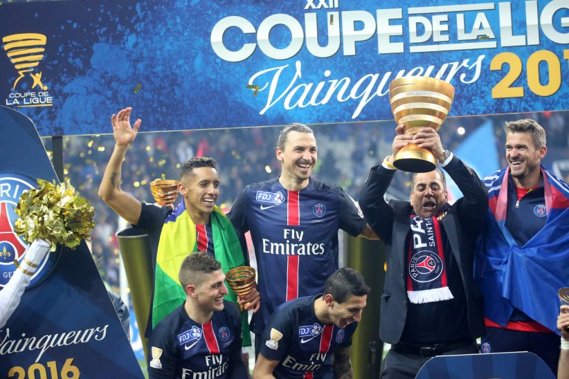 Zlatan Ibrahimovic célèbre la victoire du PSG en Coupe de la Ligue au Stade de France à Paris, le 23 avril 2016.