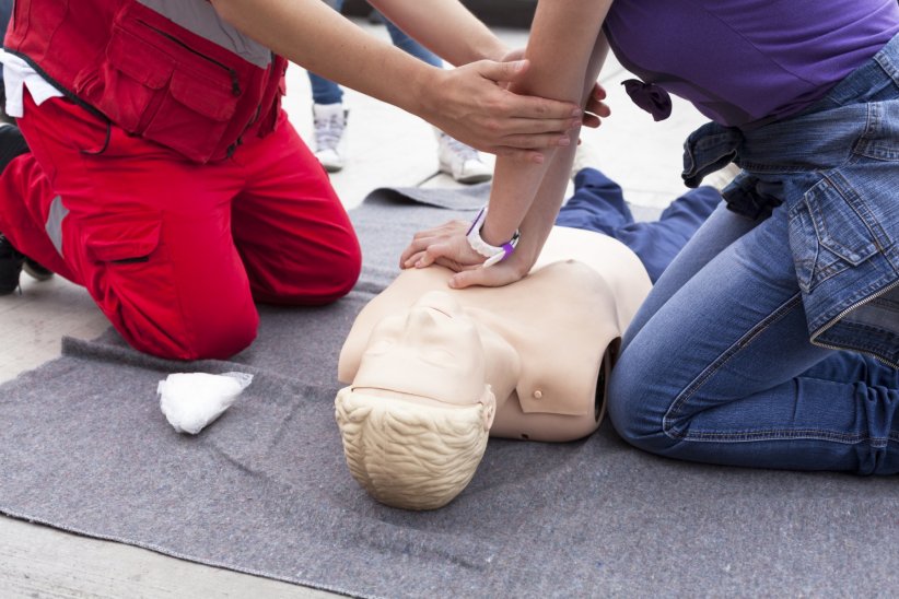 Apprendre à faire un massage cardiaque peut sauver une vie.
