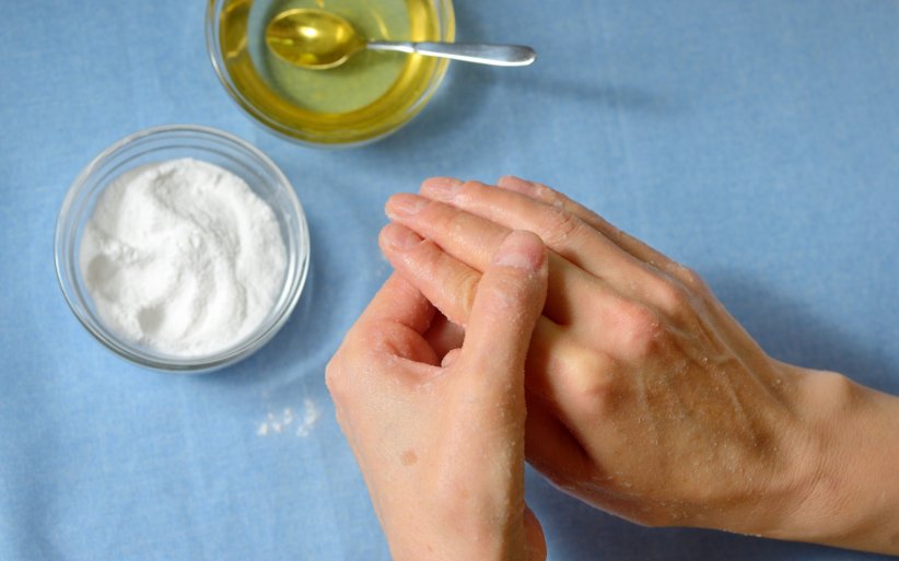 L'application d'une pâte à base de bicarbonate de soude peut atténuer les symptômes de la mycose des ongles.