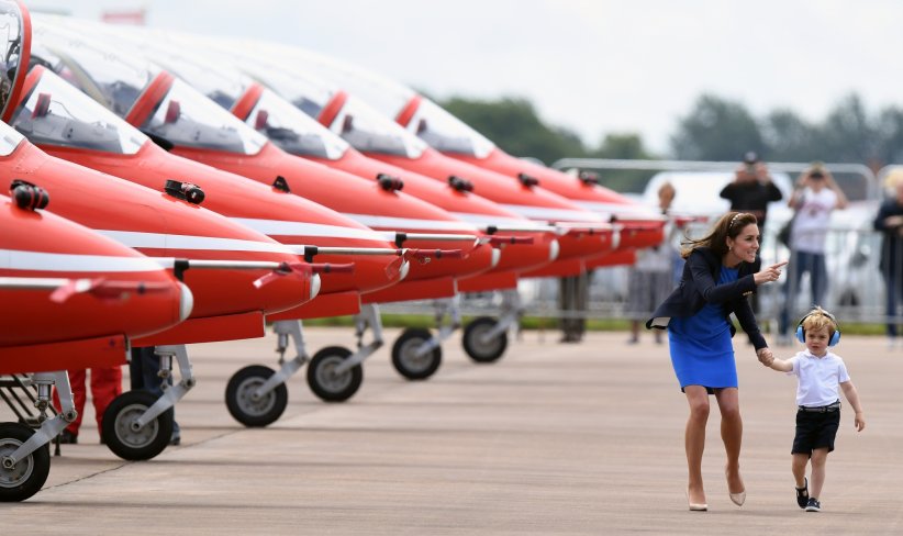 Kate Middleton et son fils le prince George sur la base de la Royal Air Force, le 8 juillet 2016.