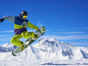 Escapade à la neige : 10 sports de glisse tendance pour changer du ski